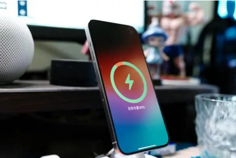 富民苹果15换屏服务分享用什么充电器给iPhone15充电更好 